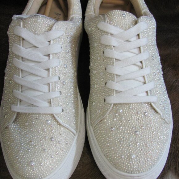 BETSEY JOHNSON BEADED SNEAKERS  NEW IN BOX (BOX NOT IN GOOD CONDITION)  SIZE 9.5 - Picture 2 of 16